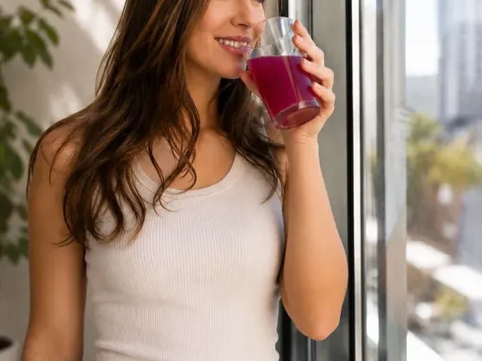 Copo do Chá Funcional Conforte-se preparado, sabor pink lemonade